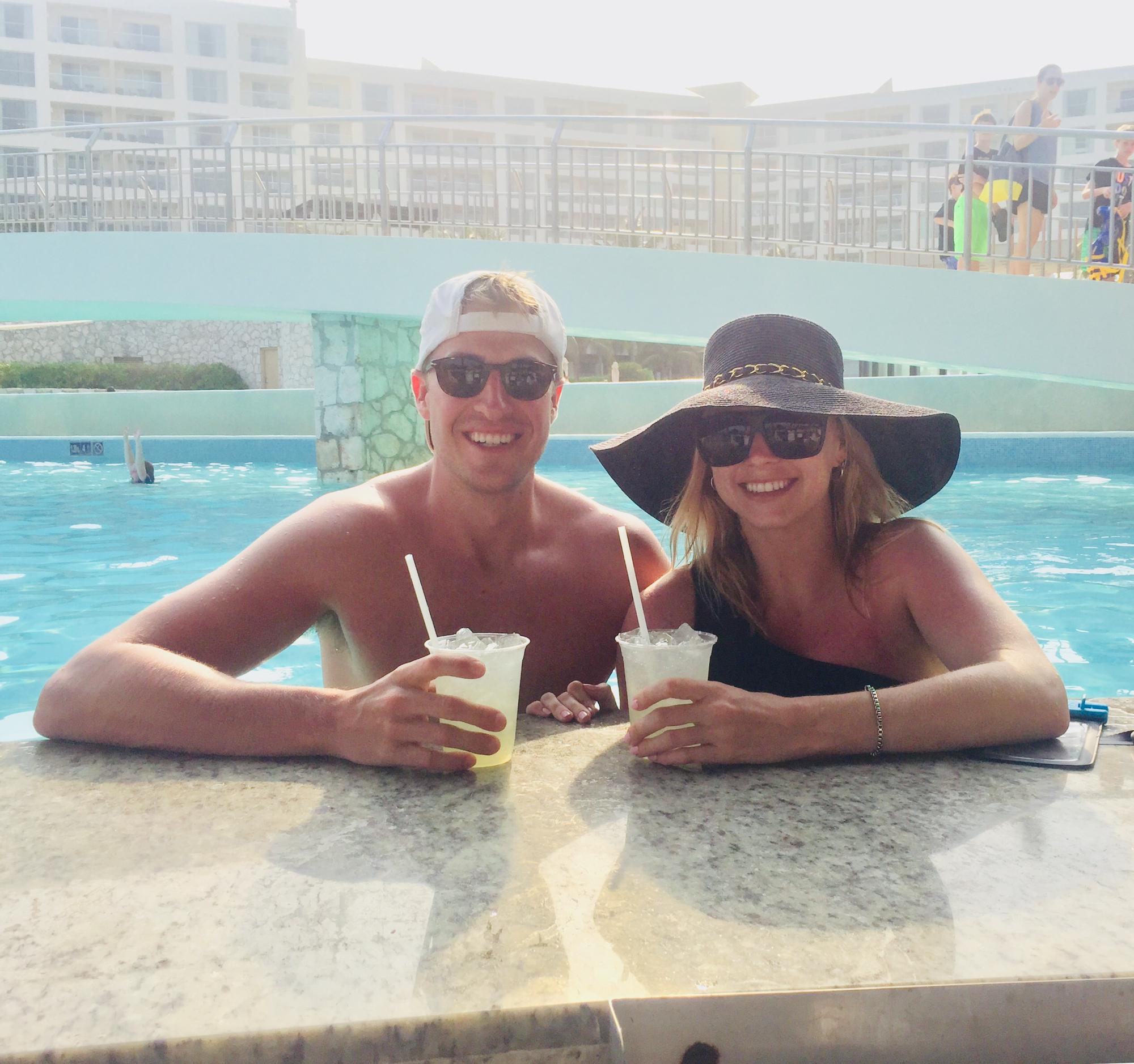 One of our favorite spots in Cancun - the swim up bar