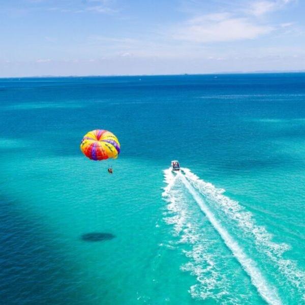 Paseo por paracaídas/Parasailing over the Caribbean