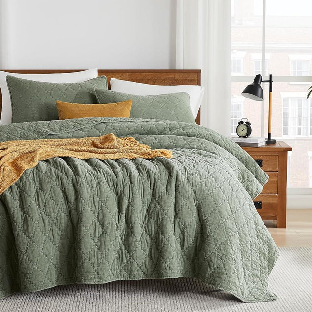 palassio Olive Green King Size Quilt Set, Muslin Cotton Shell Down-Alt Poly Filling, Soft Shabby Chic Rustic Farmhouse Country Bedspread, Textured Gauze Coverlet, Lightweight Bedding, 2 Shams