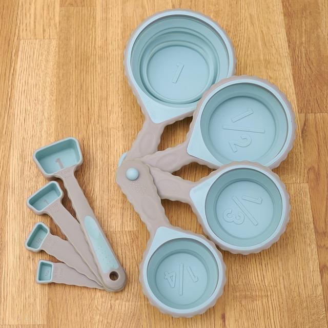 Plastic Measuring Tools Set - Cups and Spoons - 8 Pieces