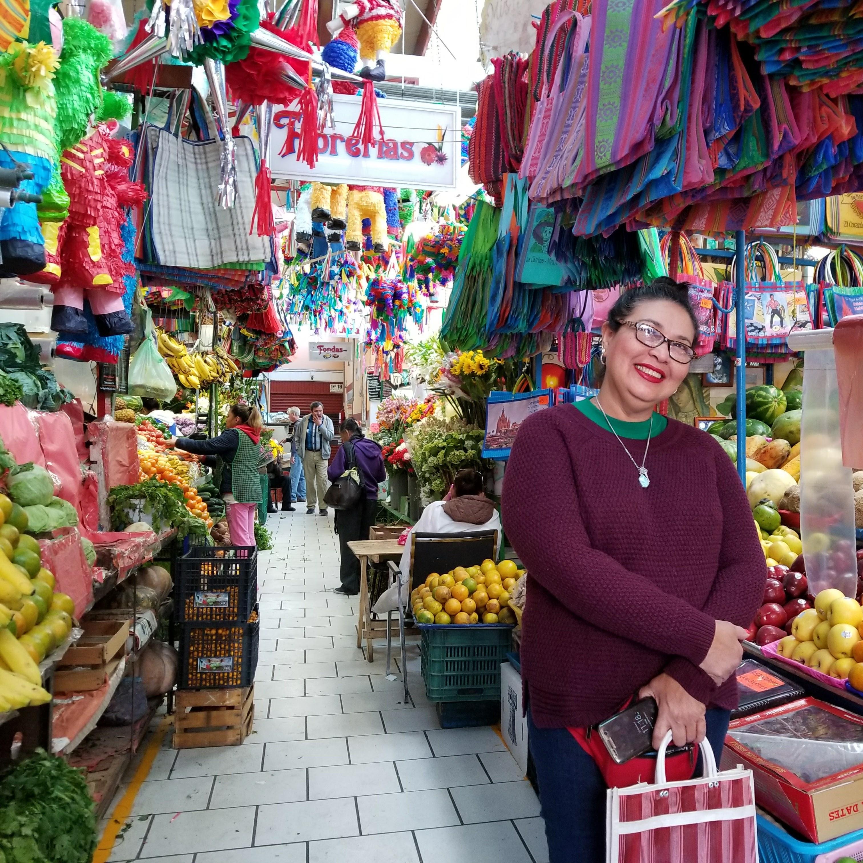 "La Pinche Suegra" (de puro amor) en su primera visita a San Miguel en el mercado de comidas y artesanías.