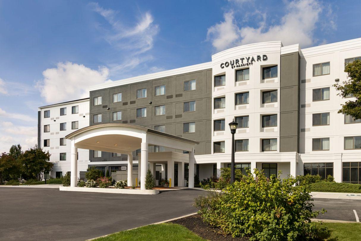 The Wedding Website of Taylor Hartung and Tyriq Busch