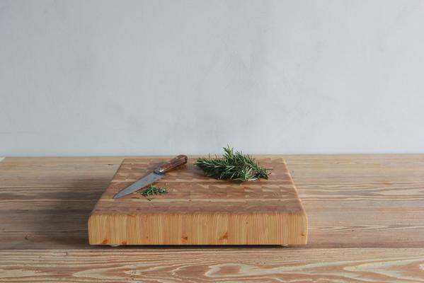 LARCH WOOD CUTTING BOARD | SQUARE