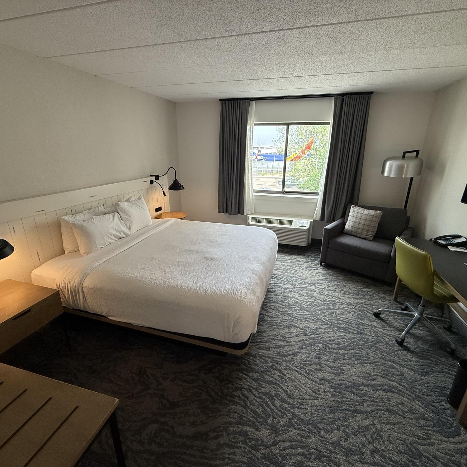 This is the “King” option from the hotel. 2 people can comfortably sleep here.

Está es la opción “King” del hotel. 2 personas duermen bien aquí.