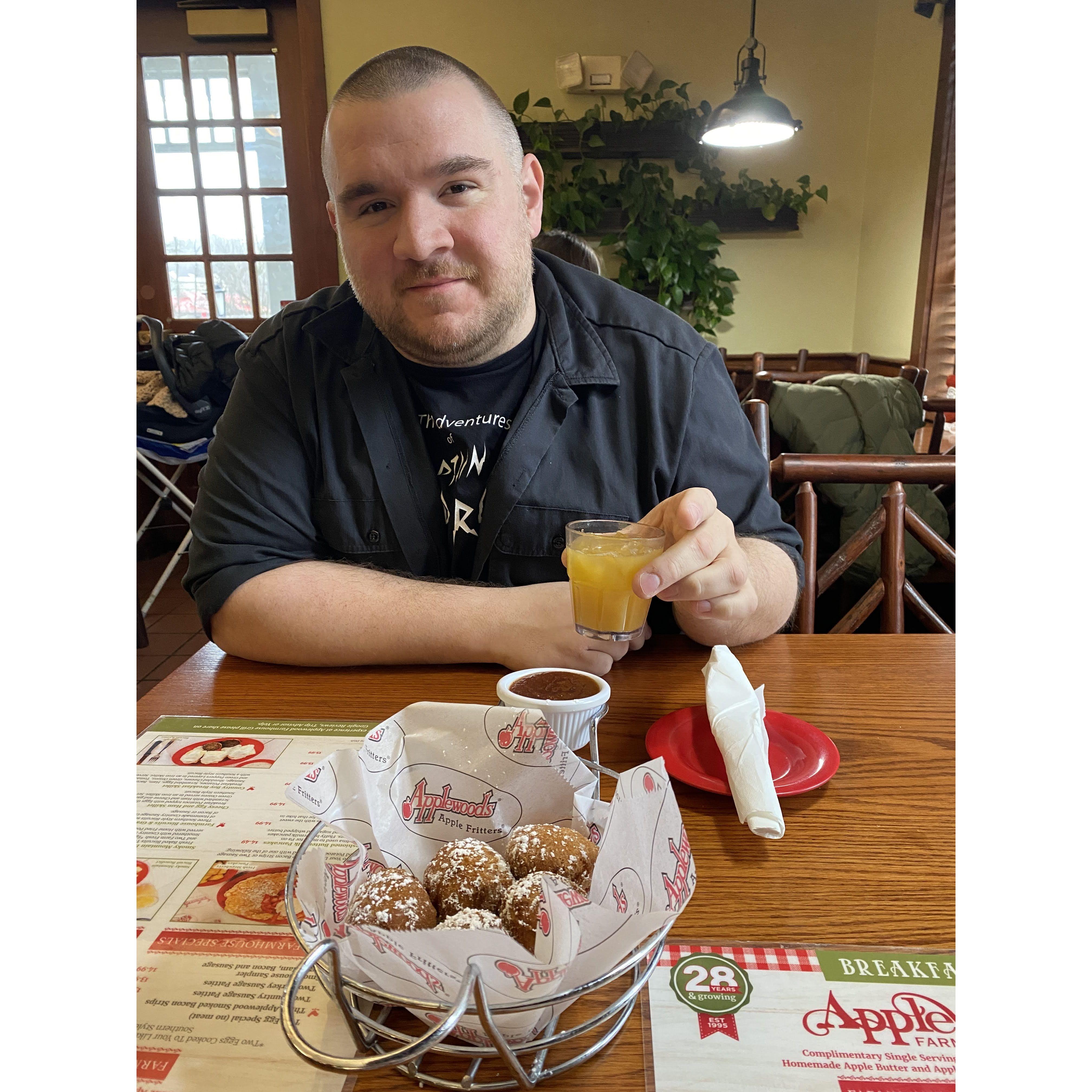 We got to take a quick, snowy trip up to Kat's Happy Place (the cabin in Pigeon Forge), complete with an Apple Barn breakfast