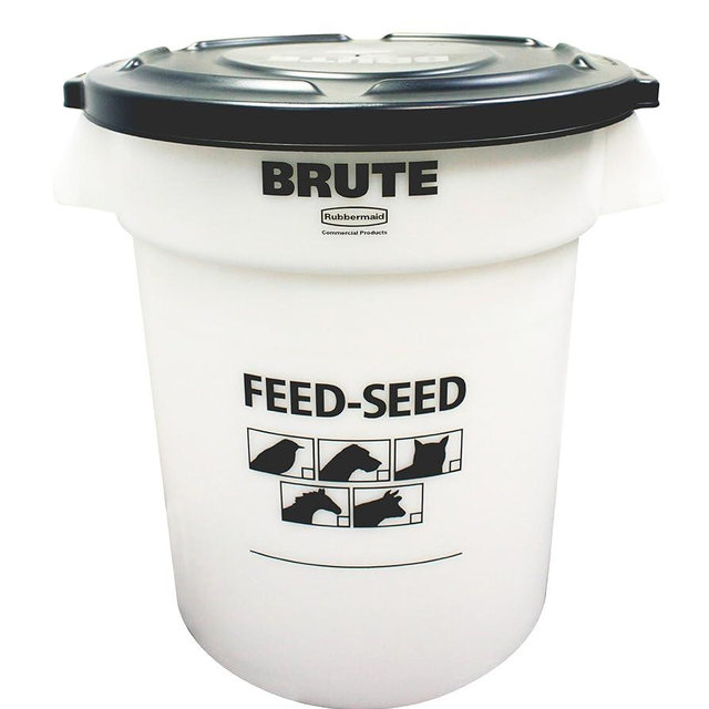 Rubbermaid Commercial Products BRUTE Container with Lid 20 Gal Feed/Seed White, for Bird/Animal/Pet Food