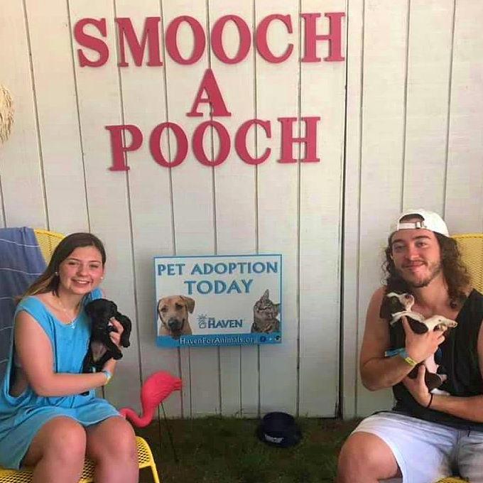 The bride and groom love some puppy time!!