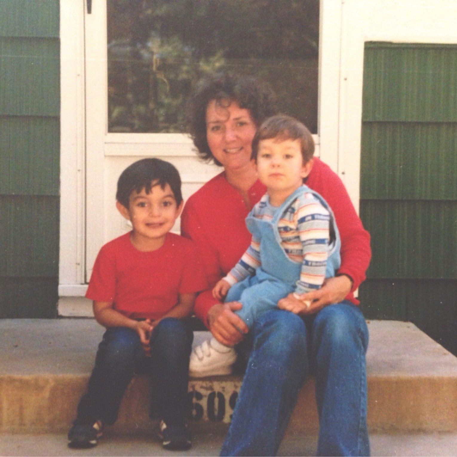 Baby Darren! (He's the one sitting on mom's lap.)
