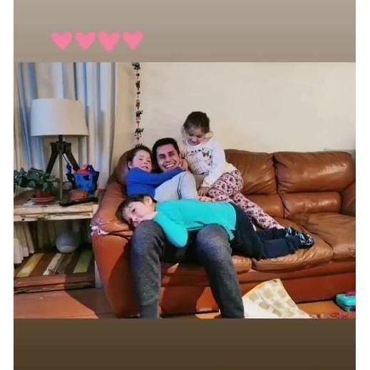 Esteban siendo atacado con cosquillas de los sobrinos.