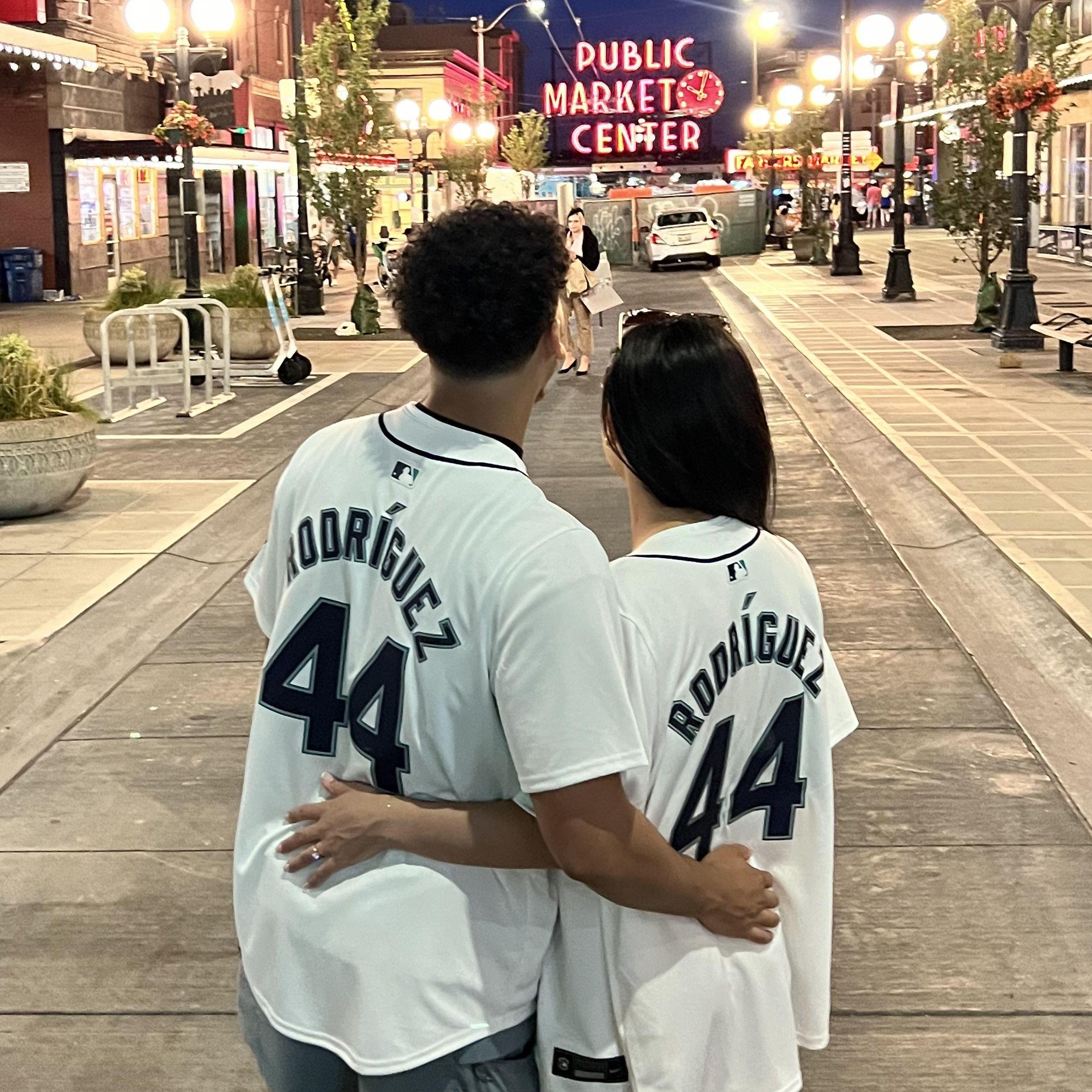 Post-Mariners game in Seattle!
¡Después del juego de los Marineros en Seattle!