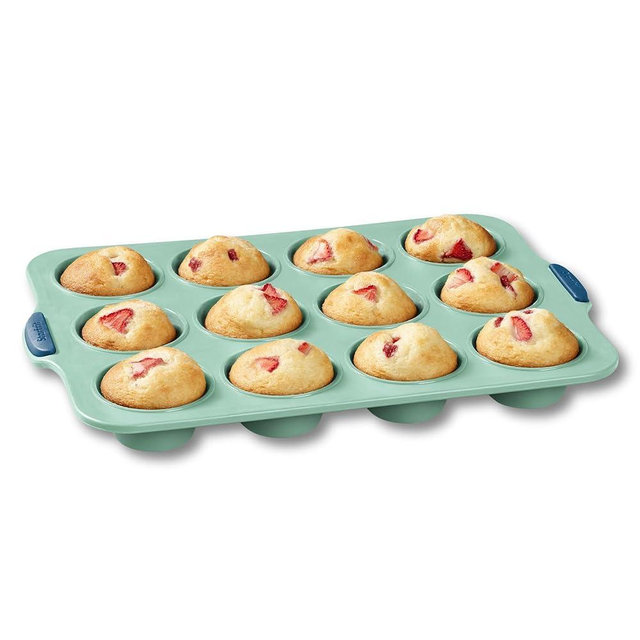 Starfrit Silicone 12 Cup Muffin Pan with Integrated Metal Frame - Green