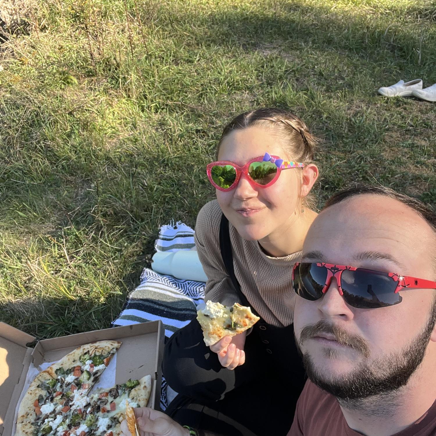 Pizza-picnic date!!