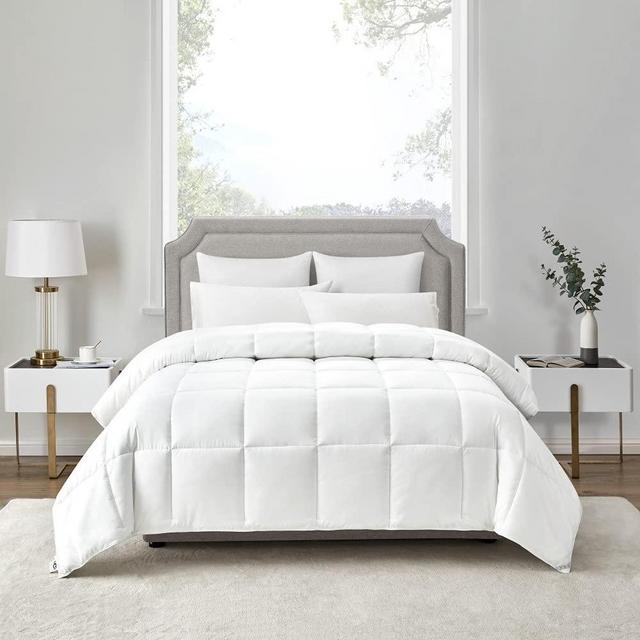 UGG - Aimee Basic Comforter - Soft and Comfortable Quilted Blanket - Sleek and Modern Home Décor - Box Stitched - Bright White - Queen