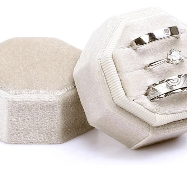 WantGor Velvet Ring Box, 3 Slots Jewelry Ring Gift Box Vintage Ring Display Holder Case for Wedding Ceremony Proposal Engagement (Beige)
