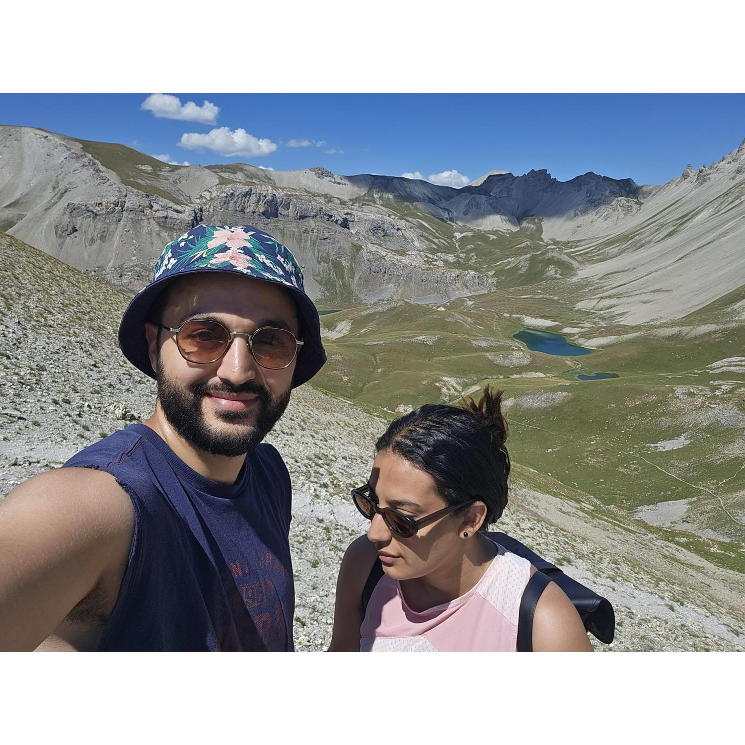La randonnée (ou le supplice amoureux).

Bilal : heureux d’avoir convaincu Mounia de le suivre en rando.
Mounia : en train de maudire chaque caillou, et totalement désintéressée par la photo. 😂