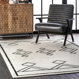 Saniyah Geometric Diamond Area Rug