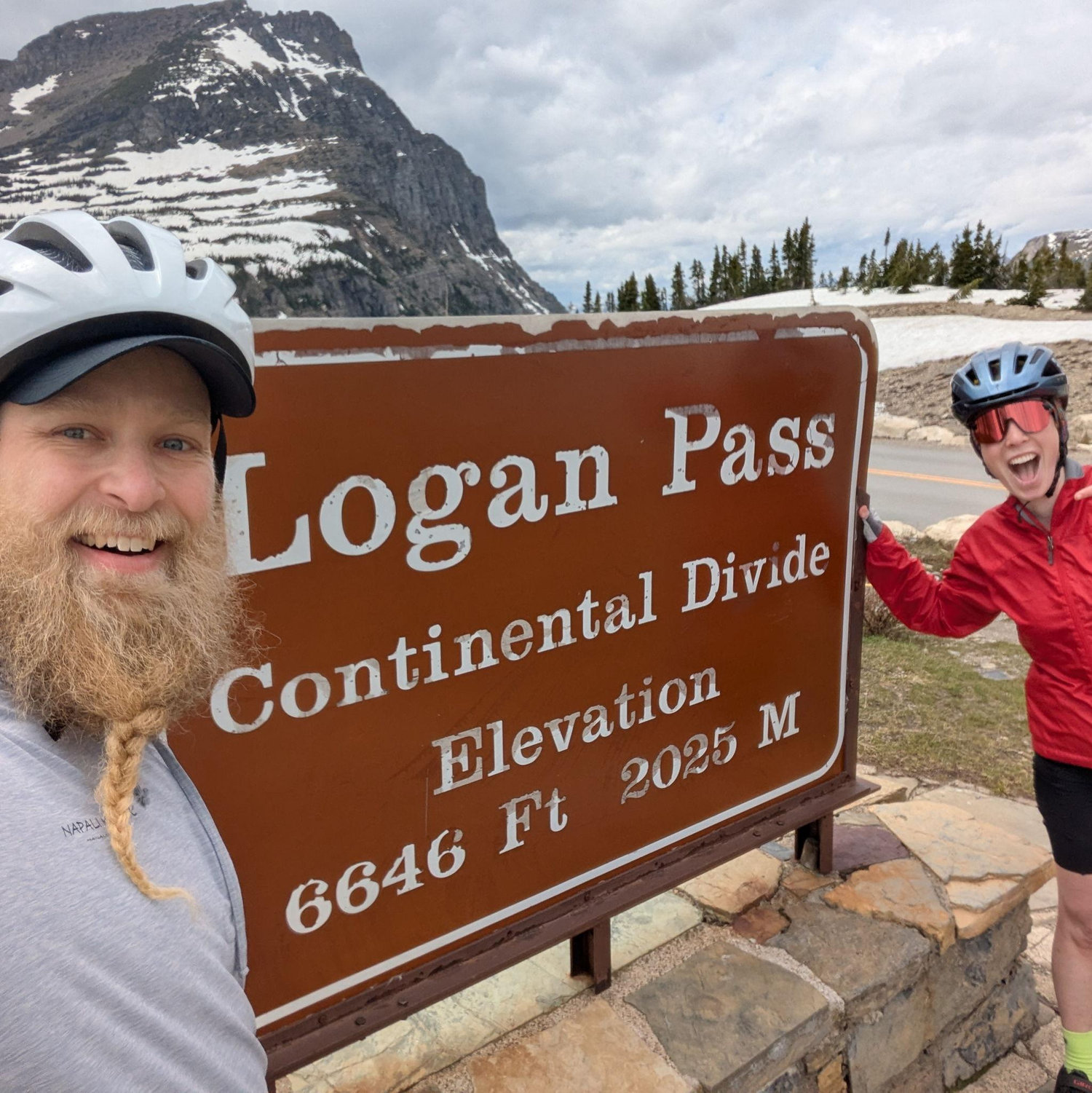 Danielle timed our trip to Glacier National Park perfectly to biked on Going-to-the-Sun Road all the way to Logan Pass! An elevation gain of 1,327 m, the equivalent of 14.5 football fields 😉!