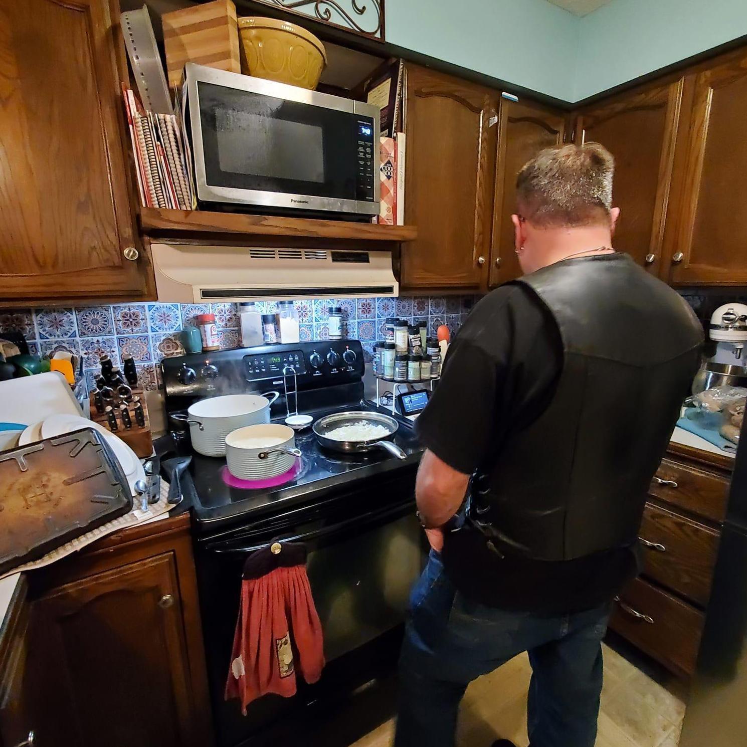 Kevin cooking dinner for Lesly