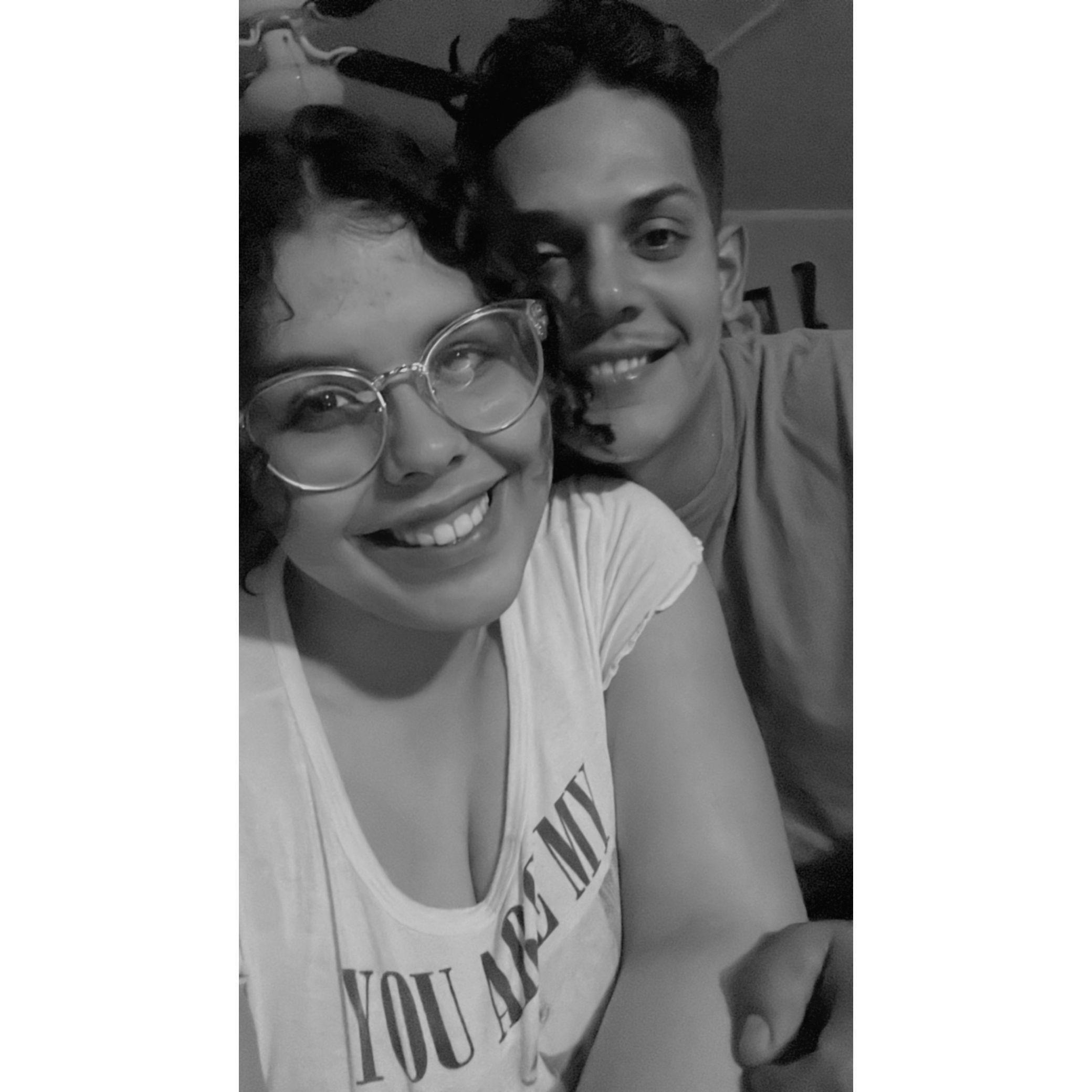 ¡Nuestra primera foto juntos! Recién estrenados como novios, con el plástico puesto.