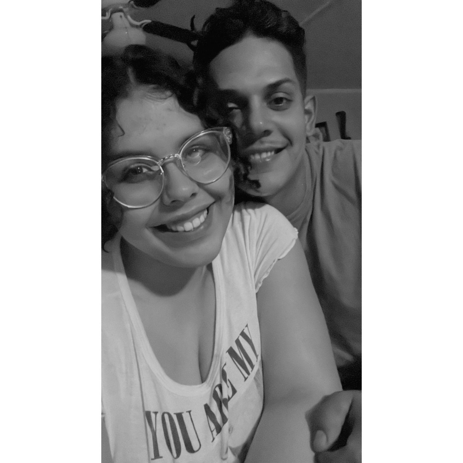 ¡Nuestra primera foto juntos! Recién estrenados como novios, con el plástico puesto.