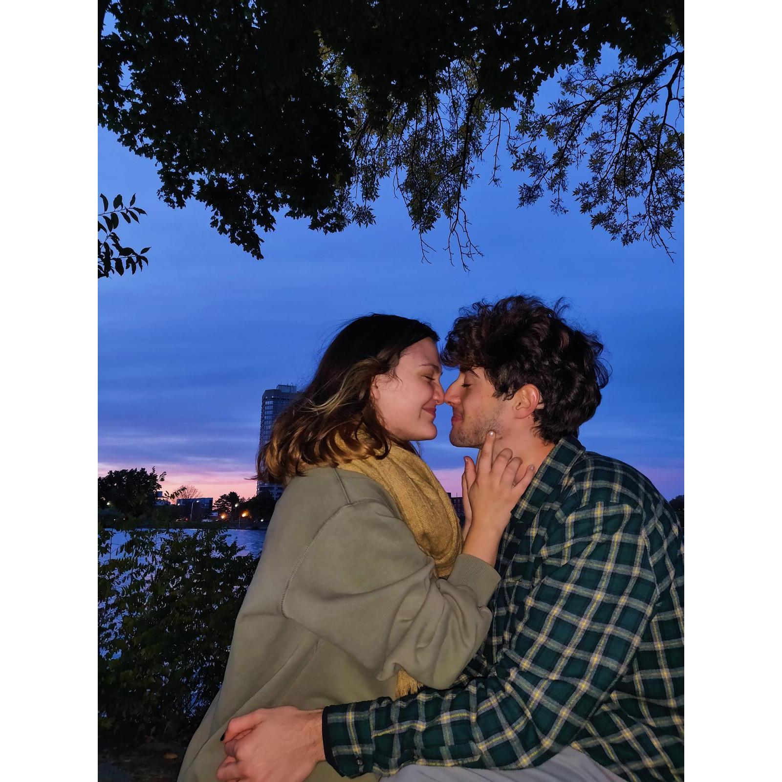 We spent 9 months apart in 2020 after being sent home from abroad because of COVID  | Passamos 9 meses separados em 2020 depois de voltar para casa por causa da COVID.