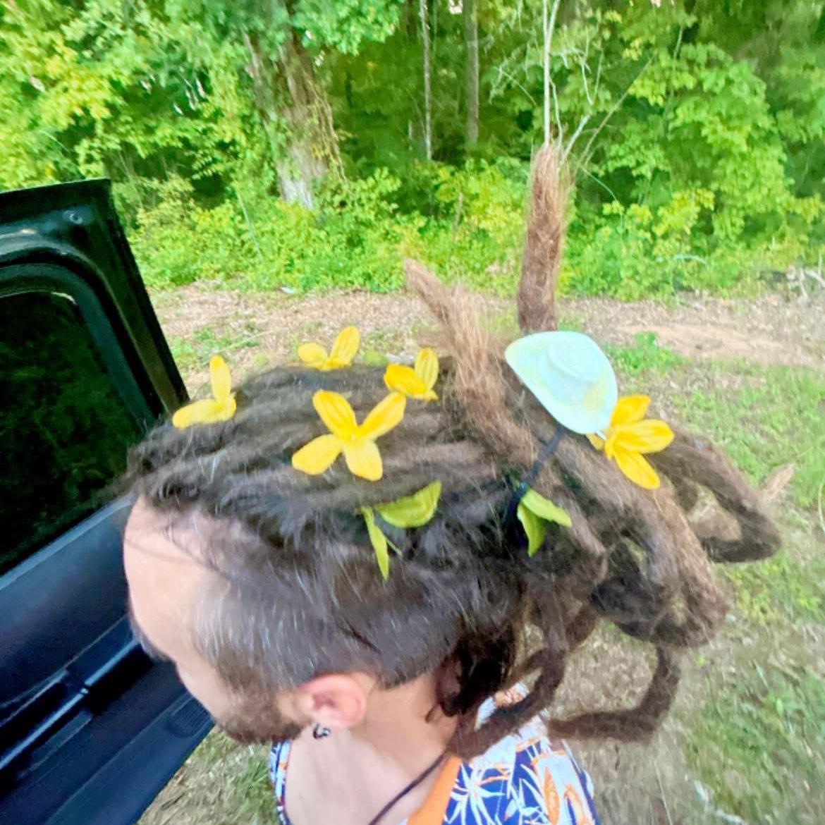Ciearra decorated Michael’s hair with yellow flowers🌼