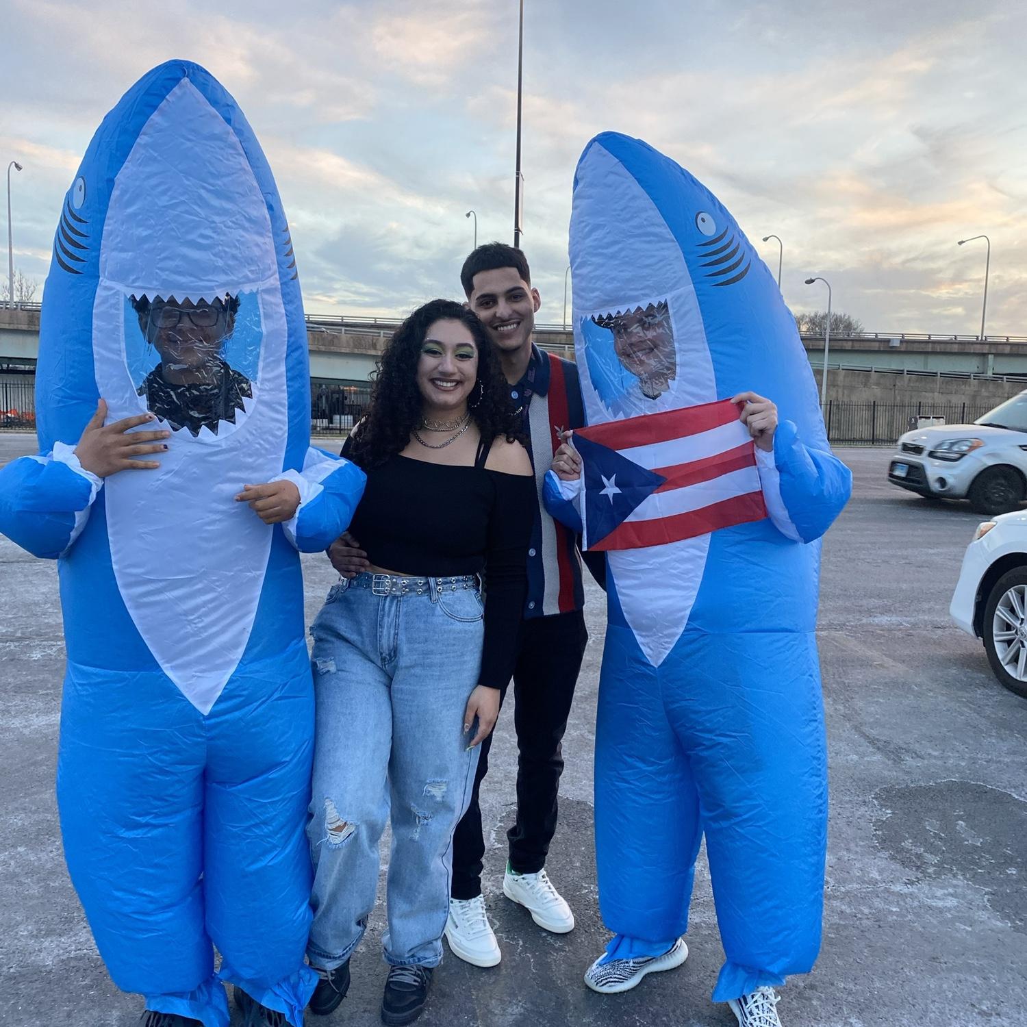 Con los tiburones a ver El Conejo Malo