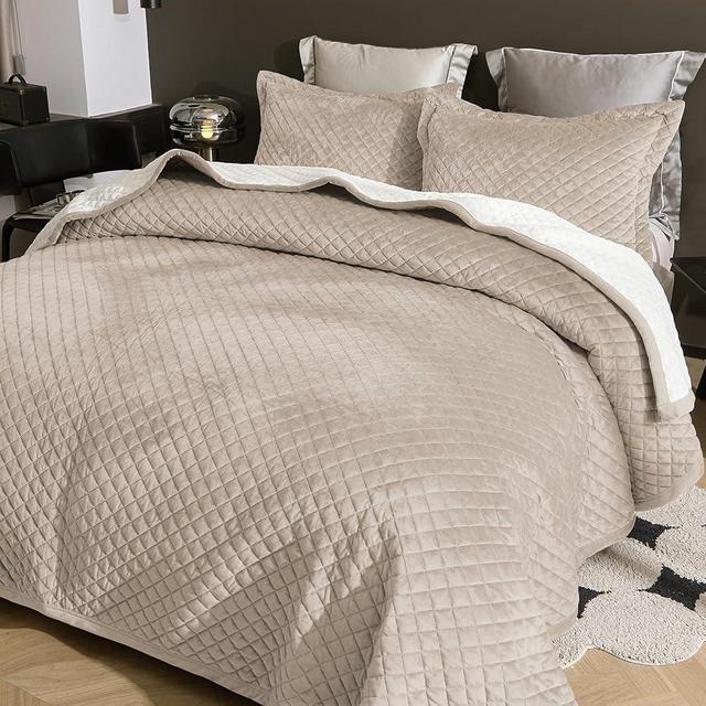tohrisa Queen Size Velvet Quilt Set, Ultra Soft 3 Pieces Bedding with 2 Pillow Shams, Lightweight All Seasons Reversible Coverlet Bedspread with Plaid Quilting, Beige/White 90x96 Inches