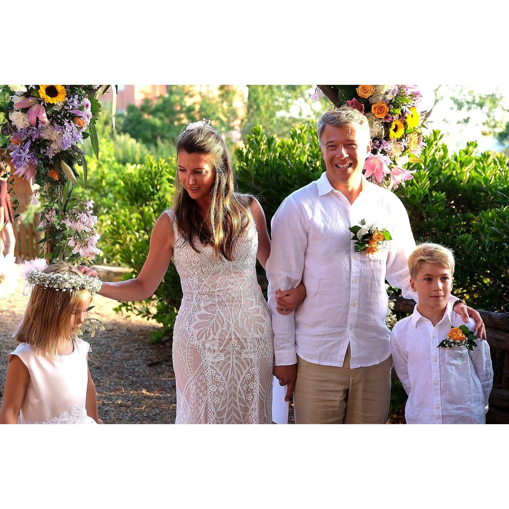 We couldn't wait anymore, and last June during our Italian vacation we had a last minuted home made heartfelt ceremony. Lucas and Vicky were the officiant in Brunella's and Luigi's garden ❤️ magical