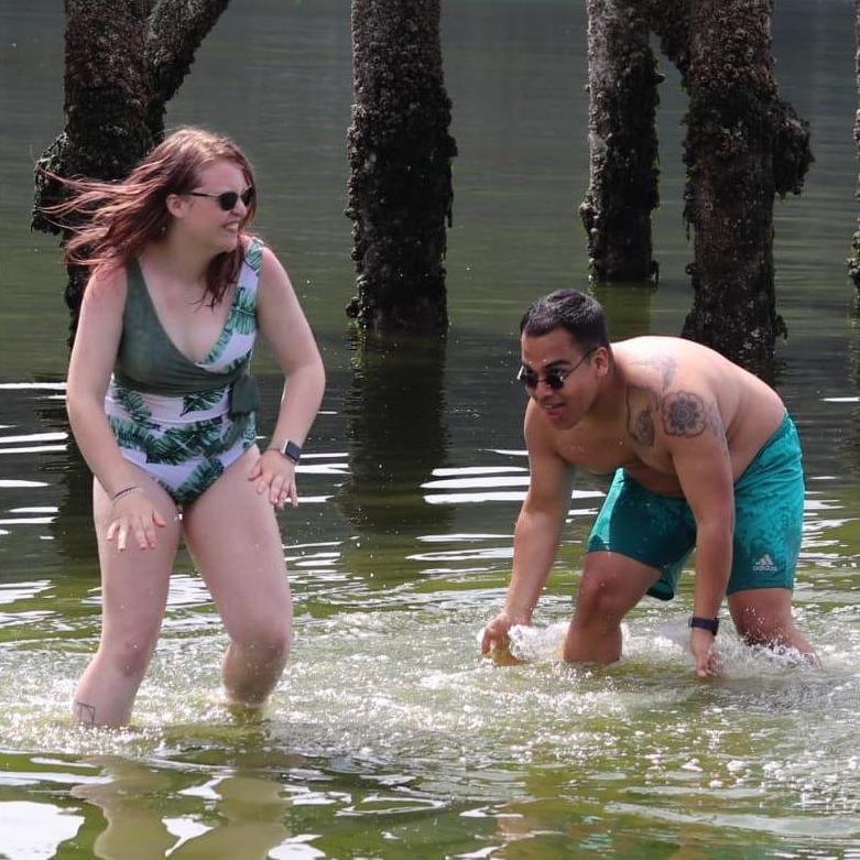 Joel about to splash Maryah as she tries to run away.
Joel está a punto de salpicar a Maryah mientras ella intenta huir.