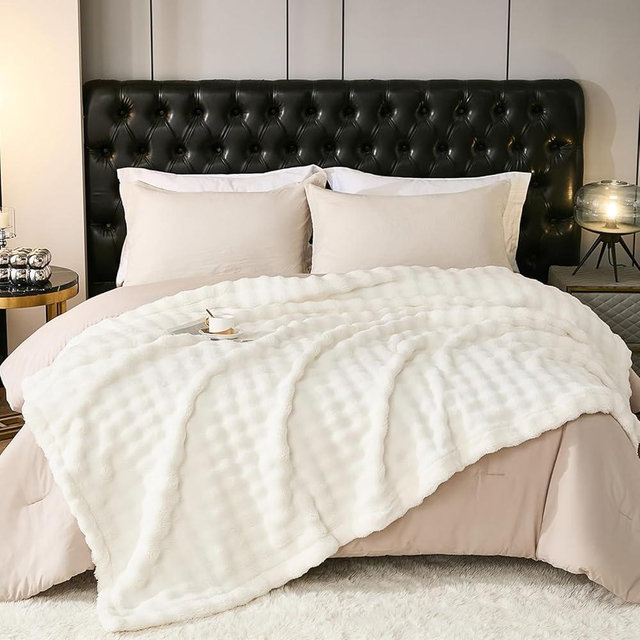 PUMEI Fleece Blanket - Throw Blanket for Couch 60"*80" White, Luxury Bubble Fluffy Blanket Plush Twin Blanket, Cozy blanket for Bedding, Soft Warm Fuzzy Blanket Extra large Blanket for All Season Use