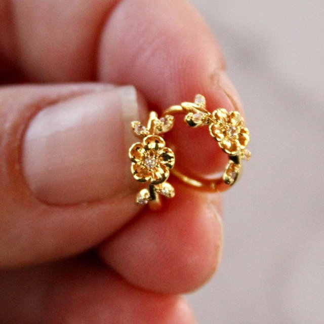 gold flower huggie earrings, gold hoops, earrings, gift, gift for her, jewelry, flower huggie, small hoops, flower gold huggie hoop