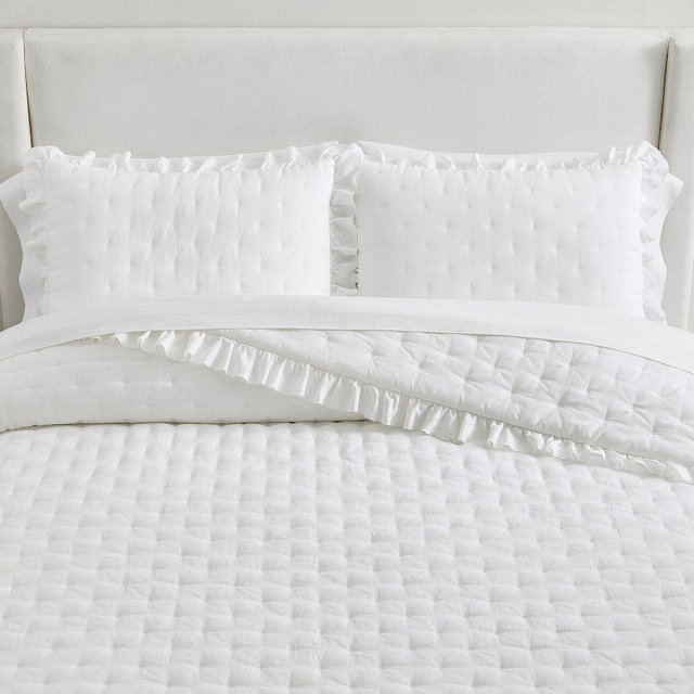 Belgian Flax Linen Ruffle Tufted Quilt, White, Full/Queen