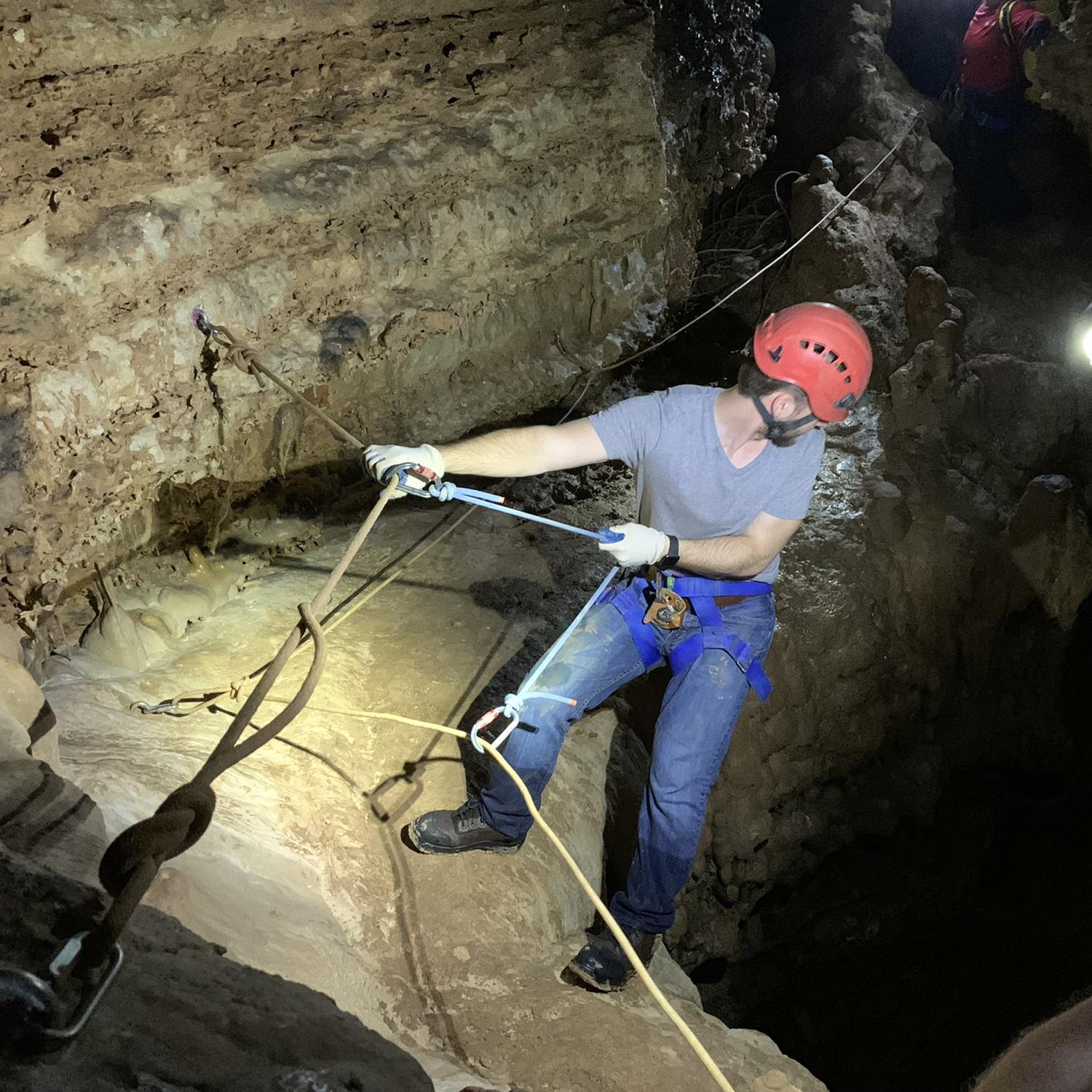Cave exploring at Natural Bridge Caverns (New Braunfels) /
Explorando cuevas en las Cavernas del Puente Natural (New Braunfels).