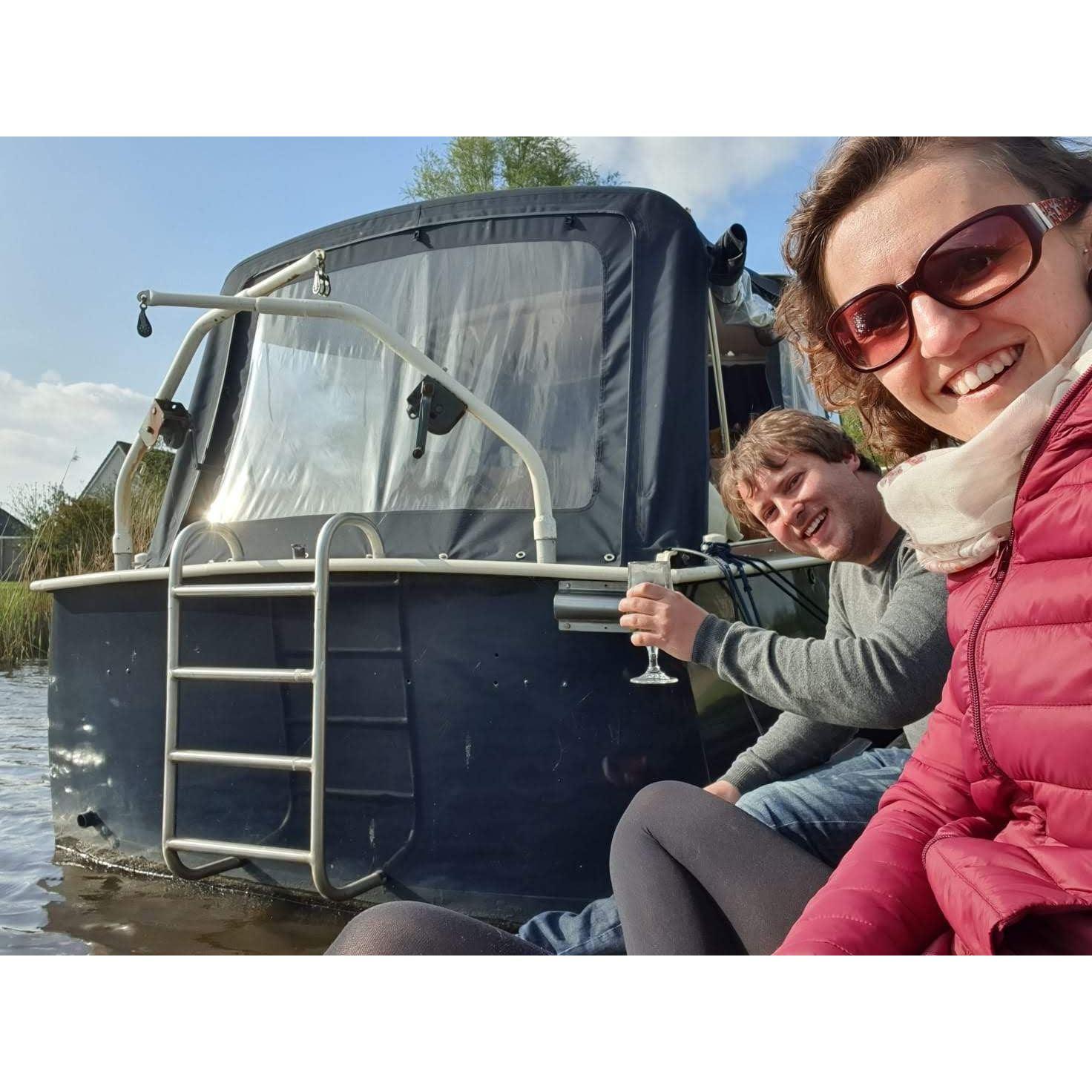 2019 | What's living in the Netherlands without a boat? Karin & Tom found their own favorite Boat BnB outside Sneek, NL.
***
Was wäre das Leben in den Niederlanden ohne ein Boot? Boot Pension ahoi!