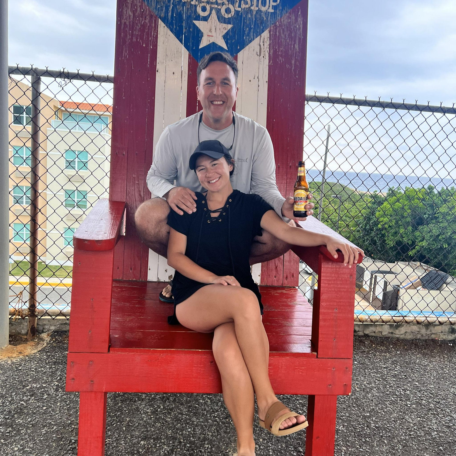 A throne is meant to be shared by the King and the Queen. PUUERRRRTO RIIIIIIIIICOOOO!