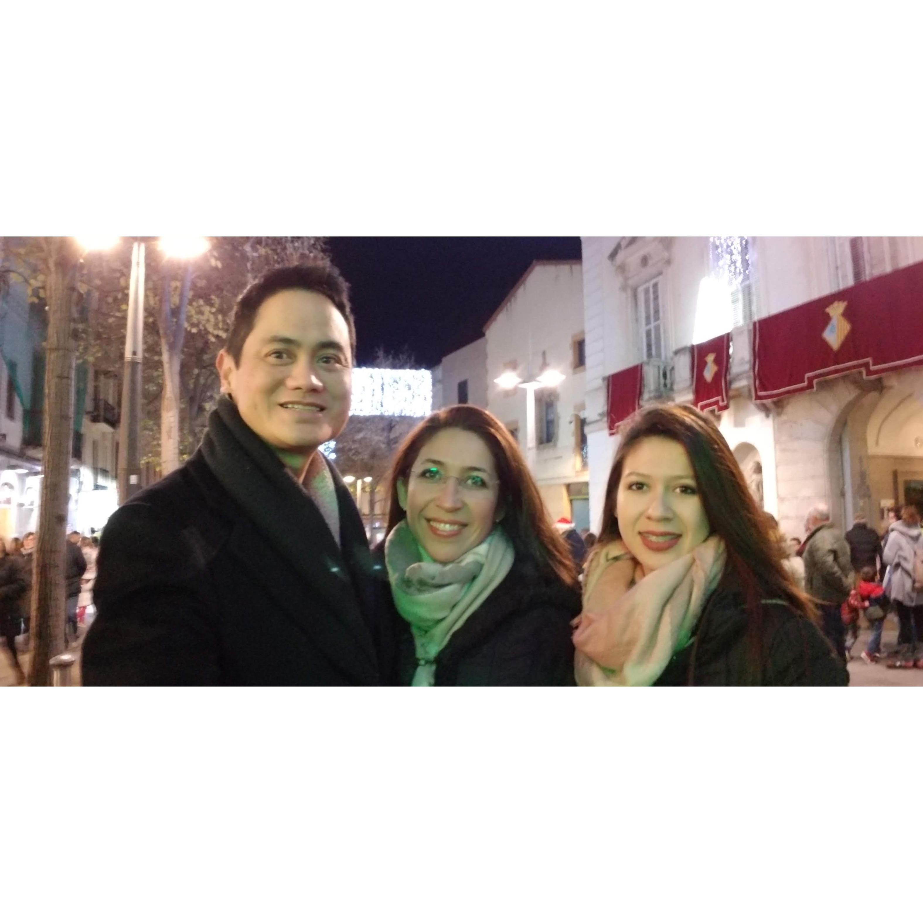 Olga, Vanessa and I spend our first Christmas together after our engagement.
Olga, Vanessa y yo pasamos nuestra primera Navidad juntos después de nuestro compromiso.