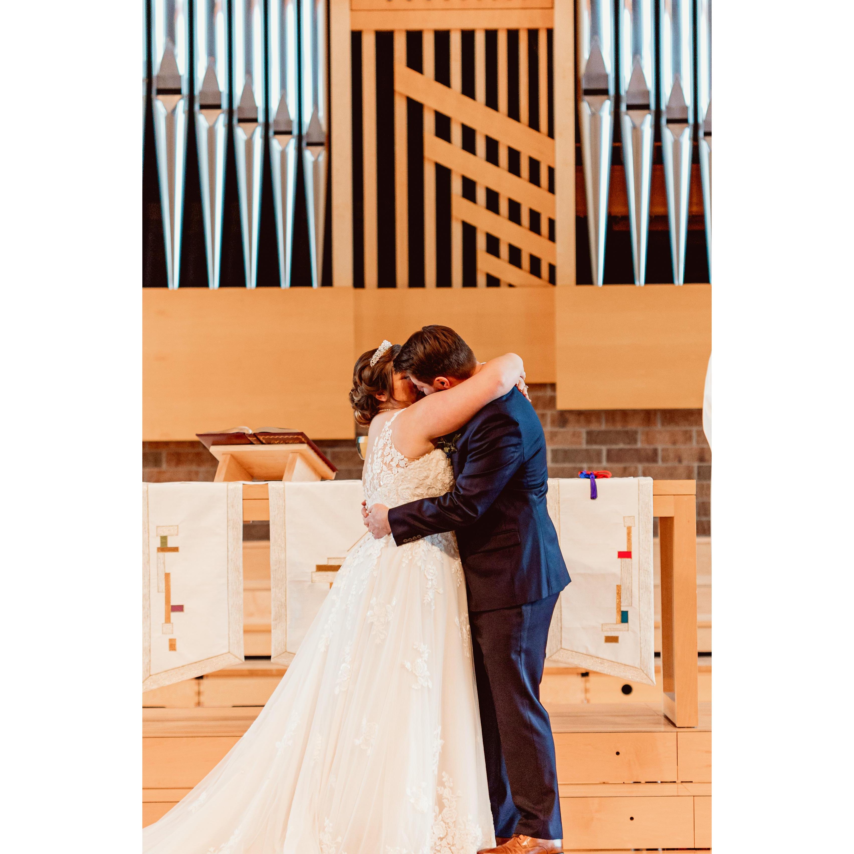 Our first kiss as hubby and wifey!