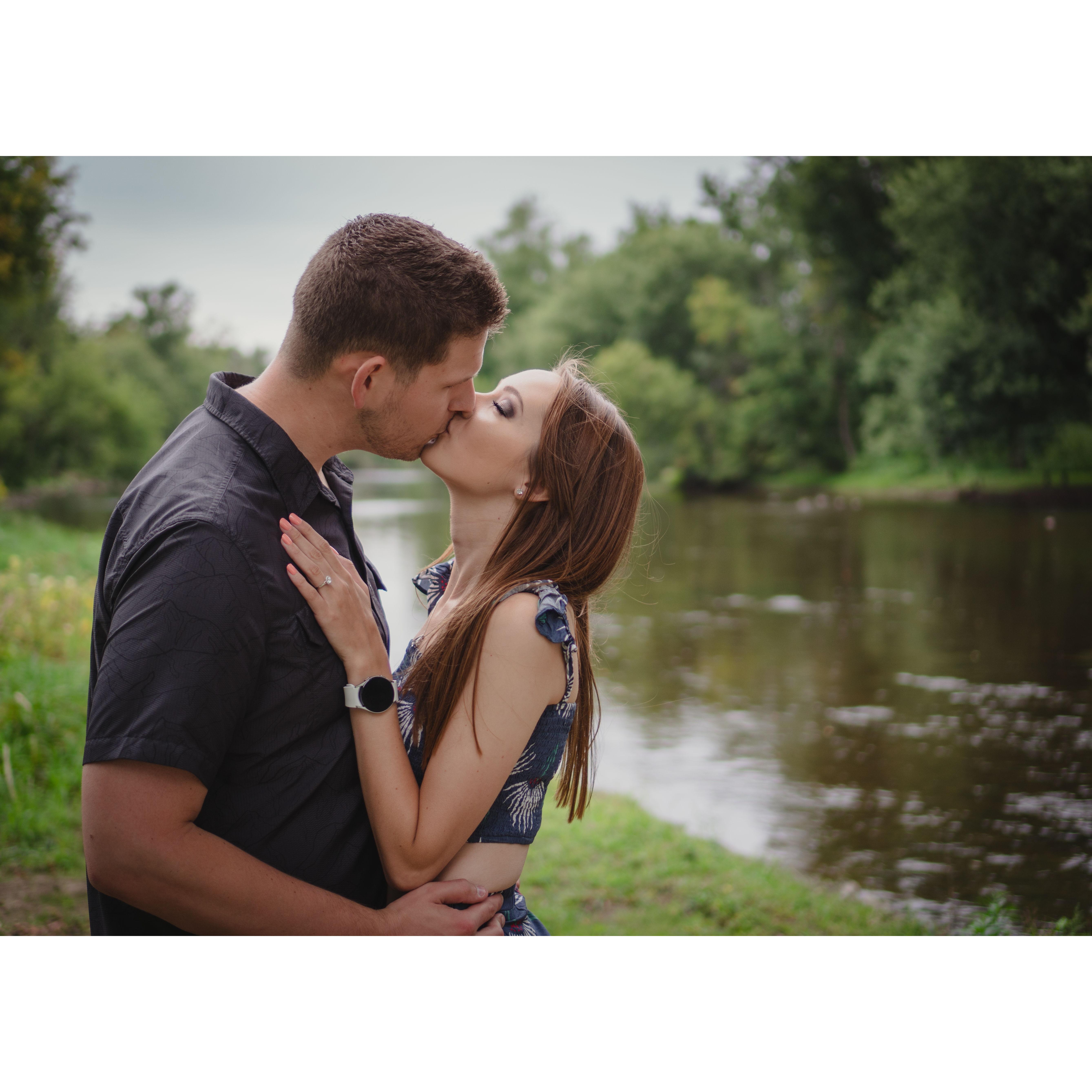 Engagement Photos in Settlers Park (Mequon/Thiensville, WI)