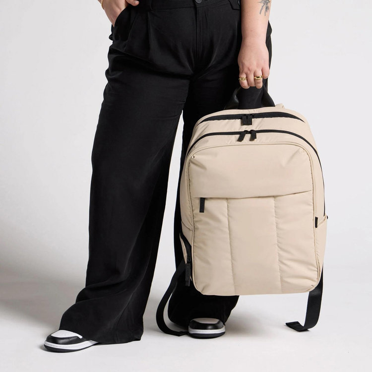 17 in laptop backpacks 17" Black Wholesale Luggage / Suitcase strap on the back is great to slide over the luggage tube and attached to your rolling luggage securely for easier transport 17.3" Laptop Backpack | HP