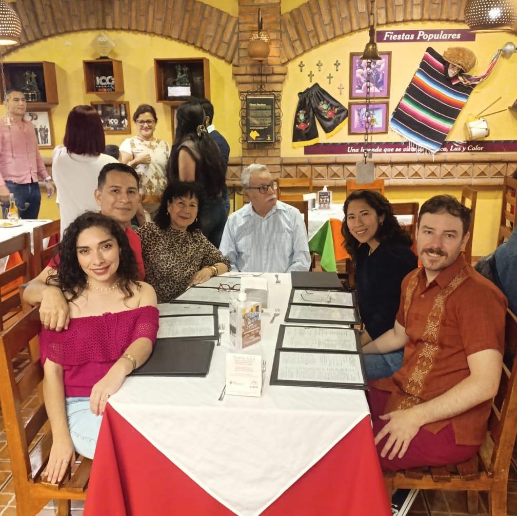 Cenando con mis papás, mi cuñada Sheny y mi hermano Miguel