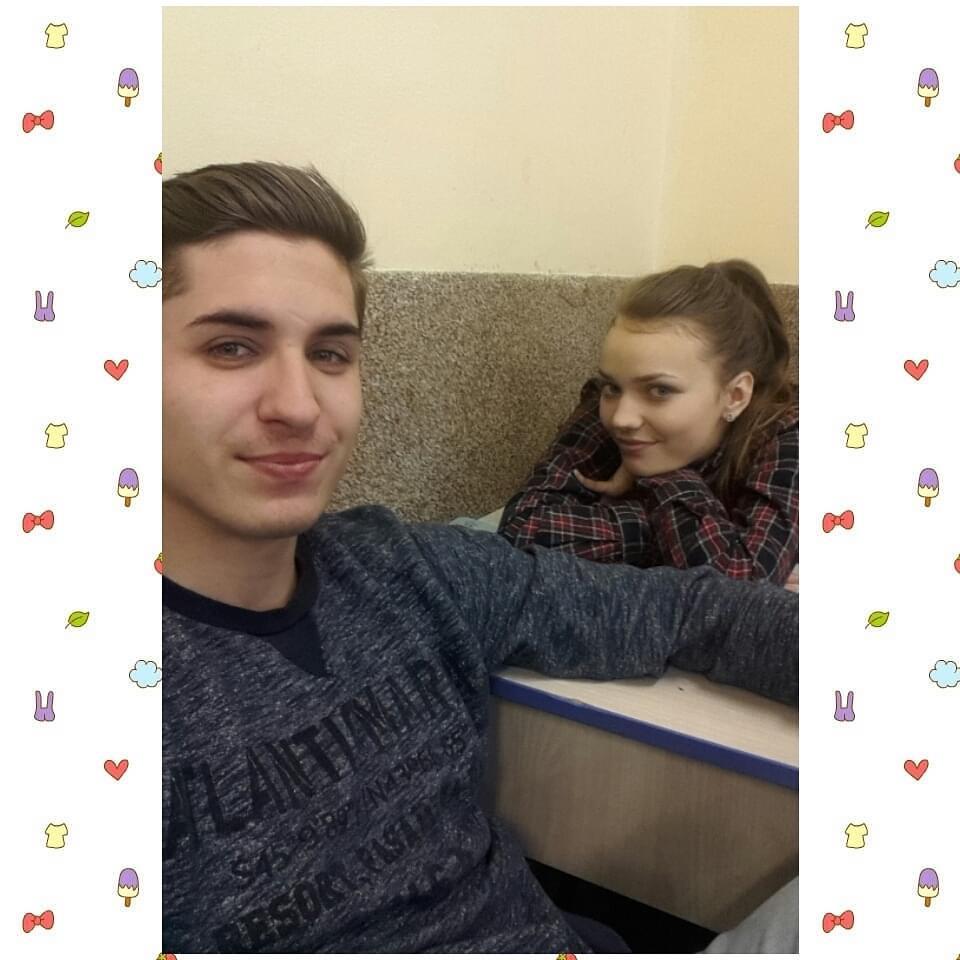 2015&2016- Am fost vecini de bancă. Mereu îi dădeam să copieze la română