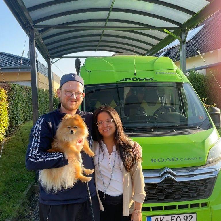 Im Juli 2024, zwischen Bonn und Berlin, fuhren wir im Wohnmobil von Jonnys Eltern los – und testeten, wie gut wir uns einen kleinen Raum mit Hund teilen können. 🚐🐾