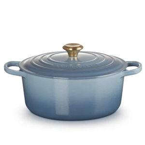 Signature Round Dutch Oven 7.25 qt. in Chambray