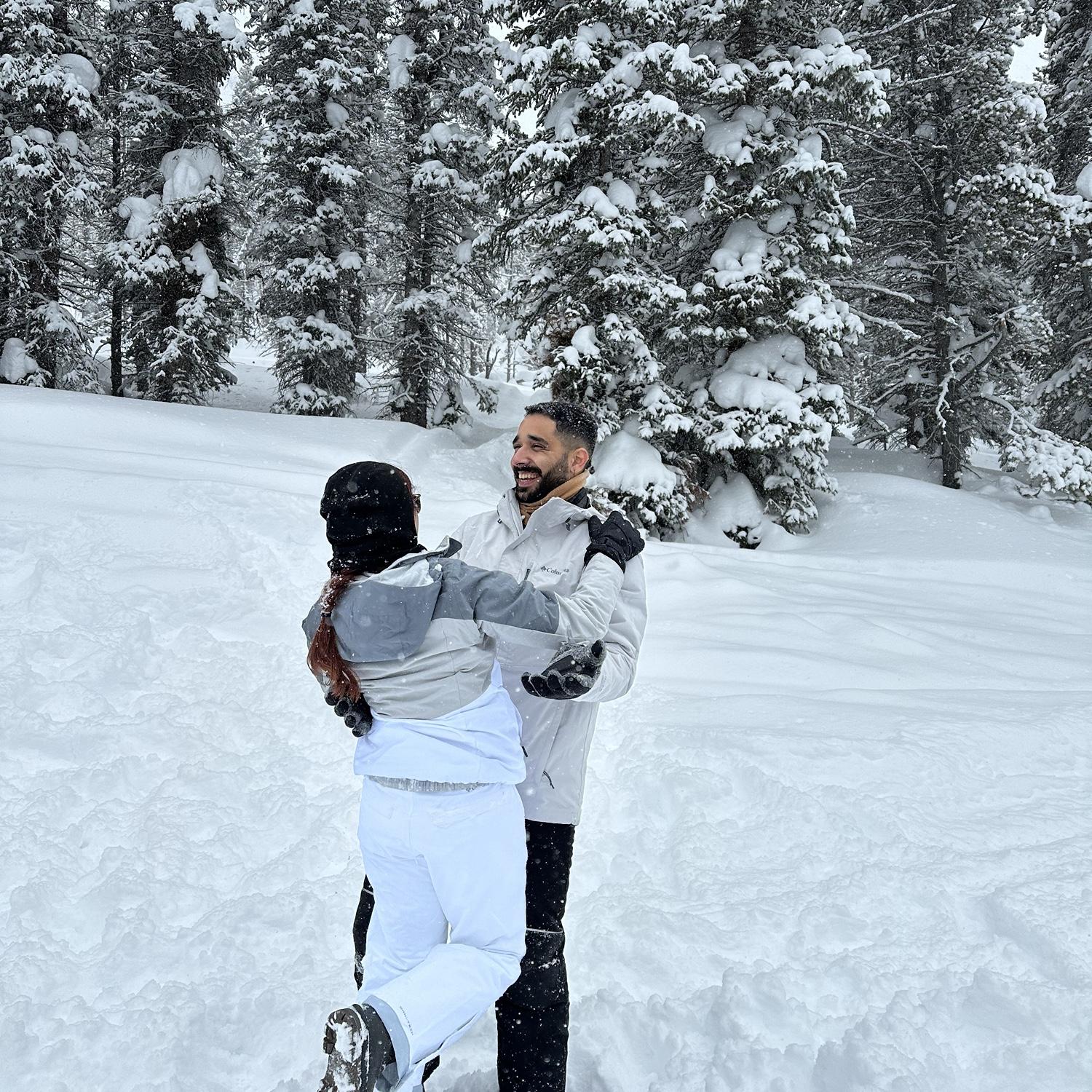 justo en este momento pense que alejandro me iba a proponer matrimonio ! pero no lo hizo, el estaba esperando que llegaromos a la cima de una montana, pero cayo una tormenta de nieve, y yo me estaba desmayando por la altura, entonces le toco posponer la propuesta