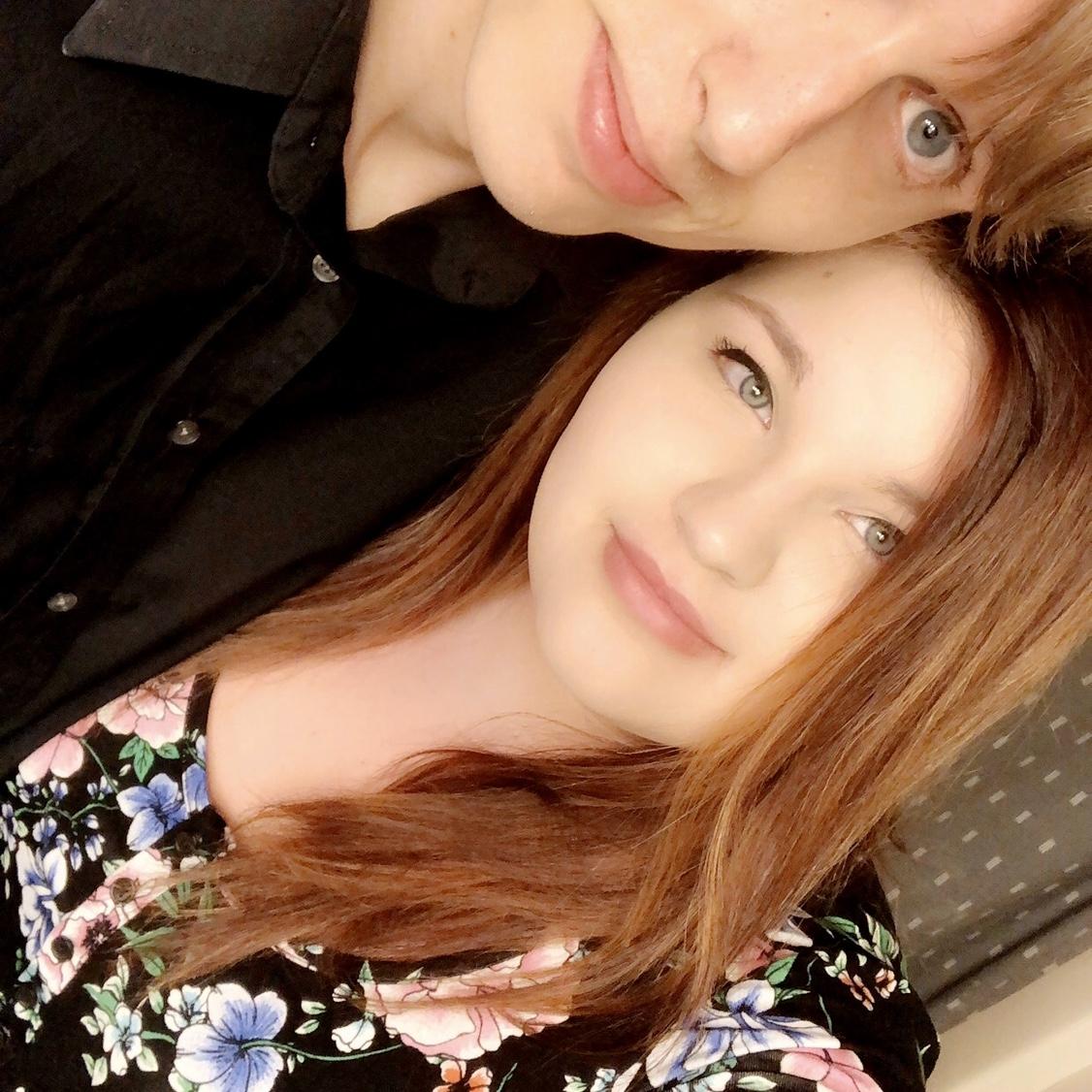 Getting ready for her graduation. 👩🏻‍🎓