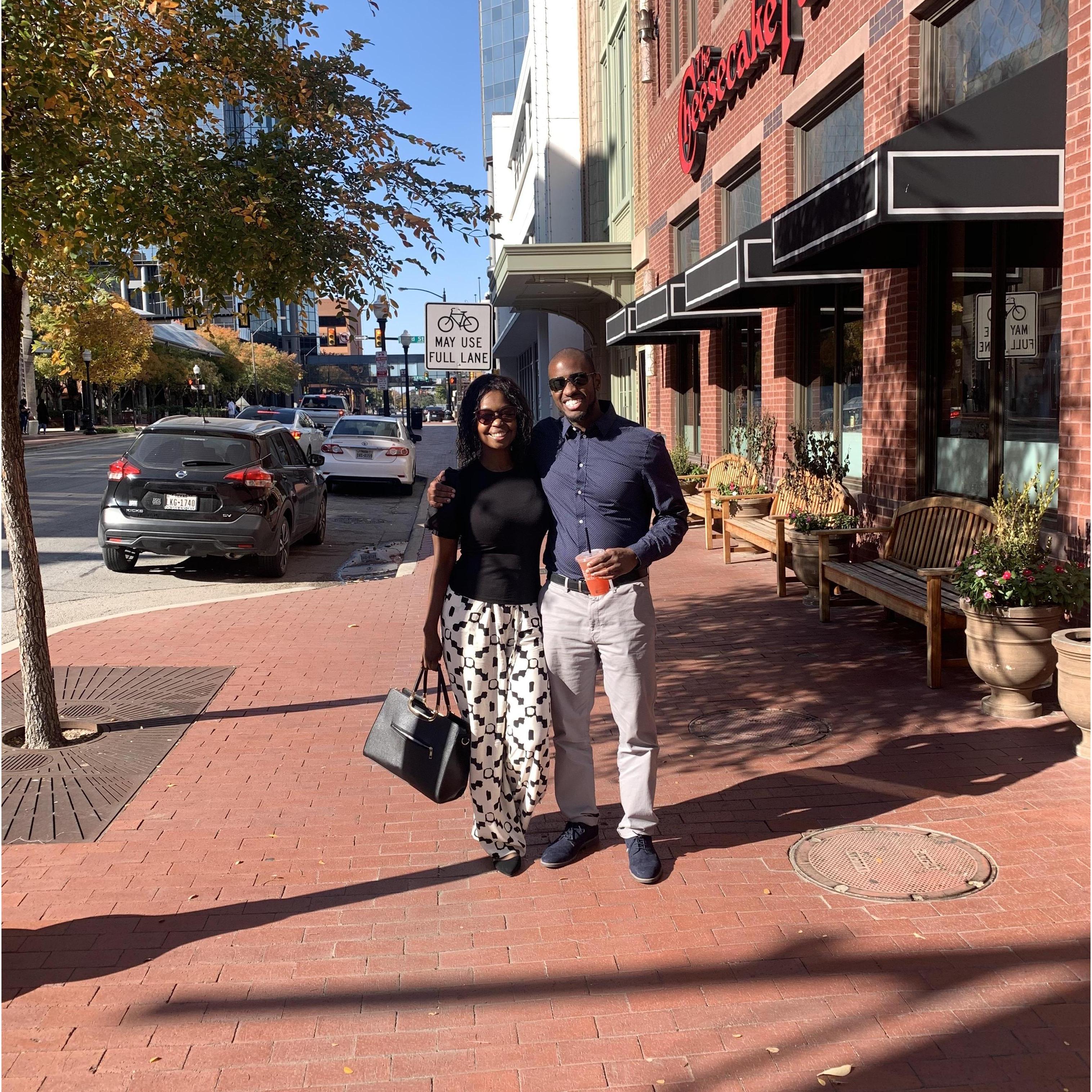 Paseando por el centro de Fort Worth. ¿Mencionamos que nos encanta ir allí?
