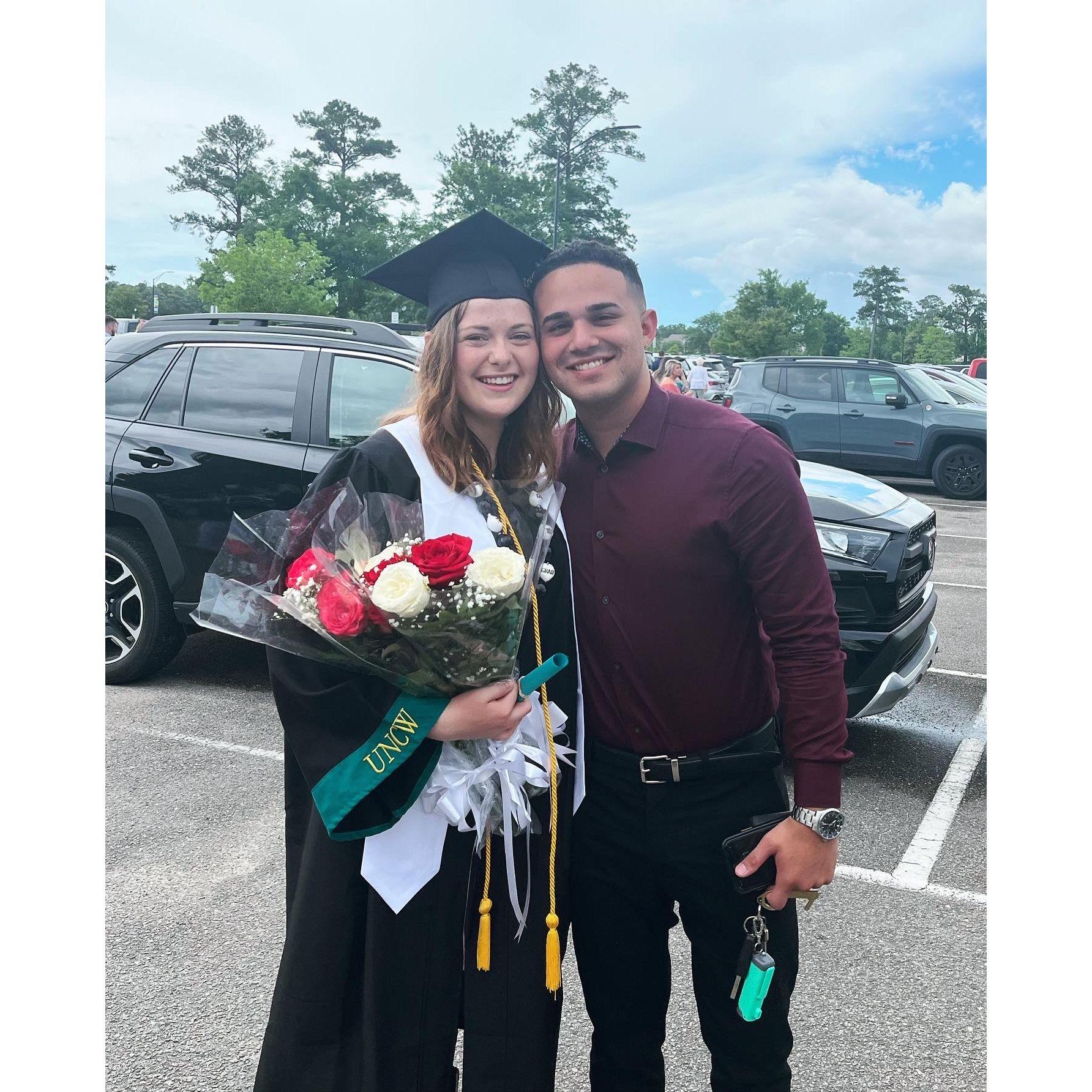 Hannah's graduation day when she graduated with her BSW from the University of North Carolina at Wilmington!

Graduacion de Hannah. Ella se graduo con un bachillerato en Trabajo Social en la UNCW