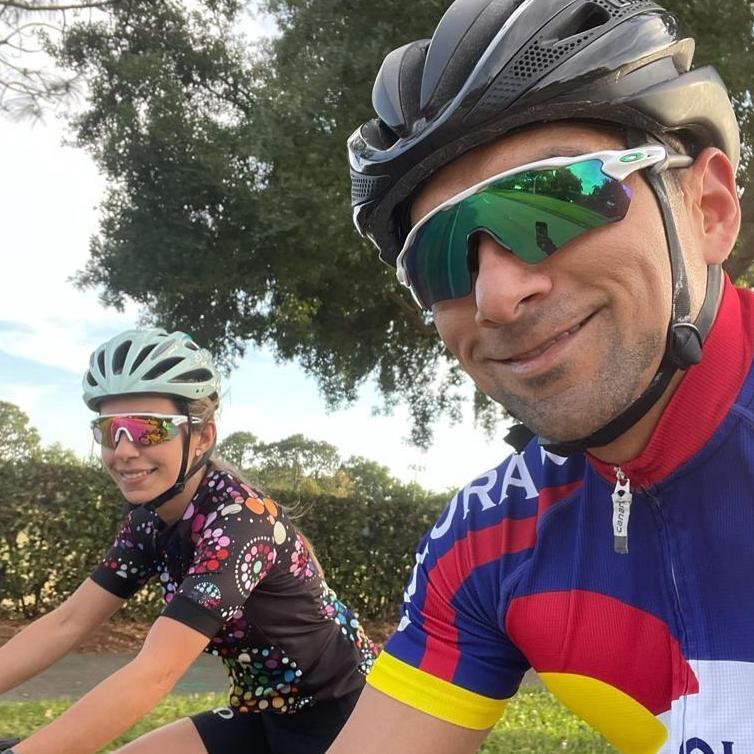 Haciendo bici juntos, nuestro deporte favorito.