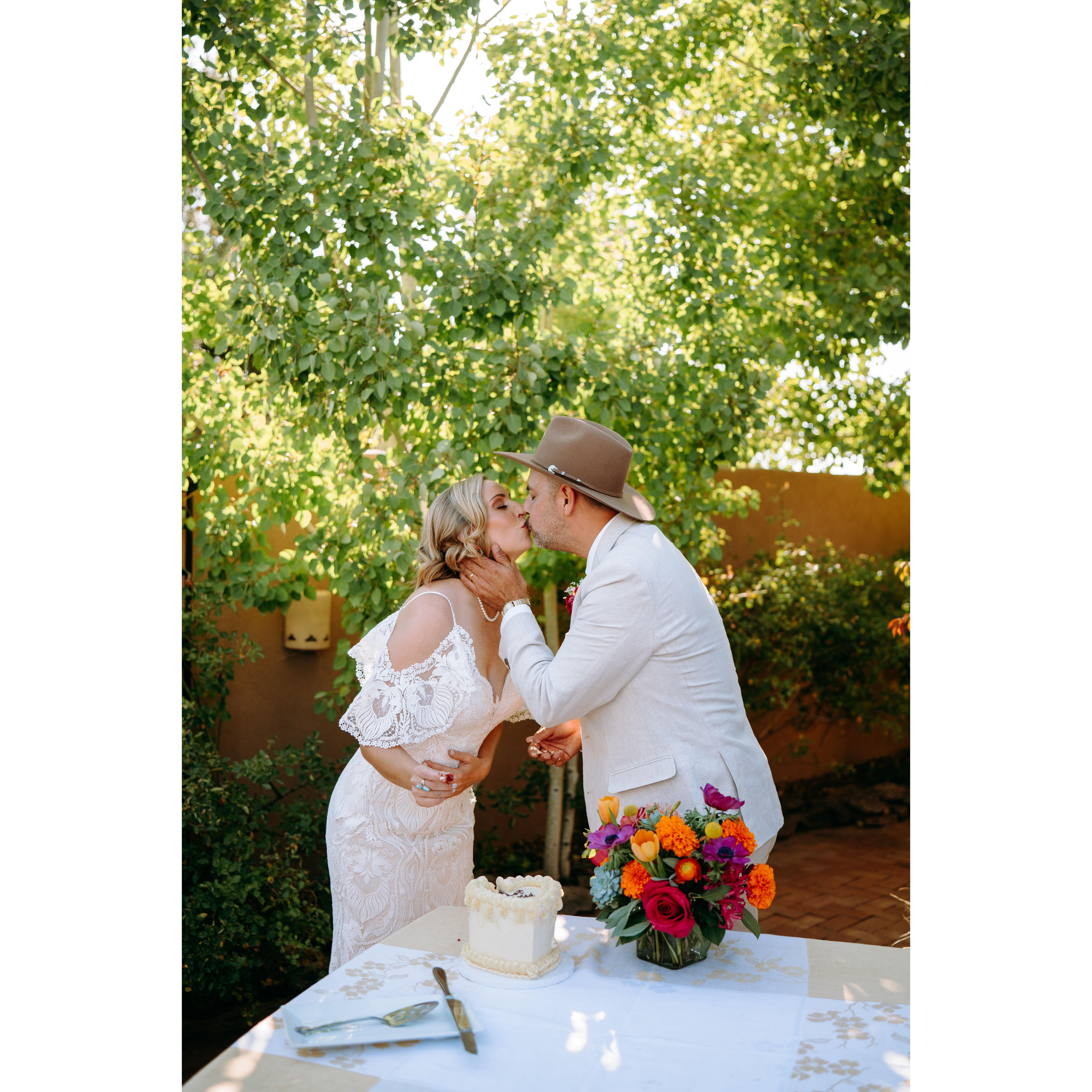 Jenn and Shae share a kiss at the cake table